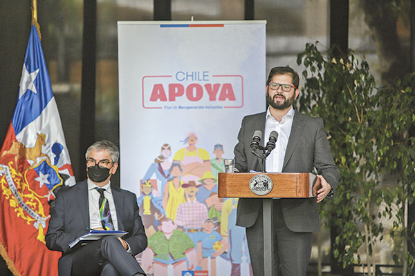 El Presidente Boric presentó ayer el plan “Chile Apoya”, acompañado de ministras y ministros de su gabinete. Foto: Julio Castro