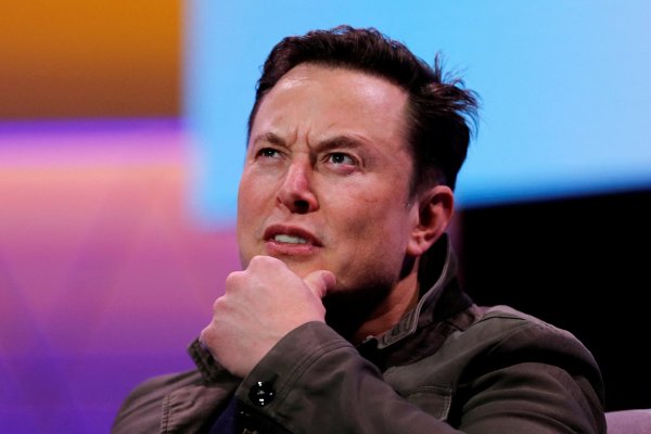 Musk sugiere que Tesla podría incursionar en minería de litio a medida que precios alcanzan "niveles demenciales"