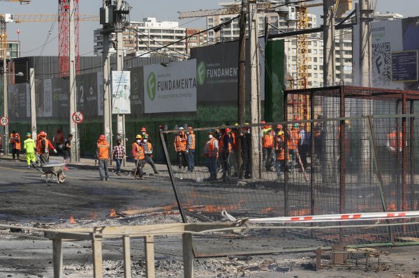 Trabajadores de constructora de paralizado proyecto en Plaza Egaña realizan fuertes manifestaciones