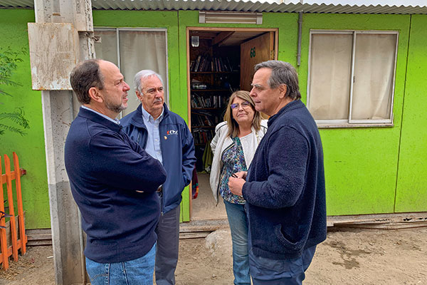 El presidente de la CChC viajó hasta Antofagasta para reunirse con el sacerdote Felipe Berríos en La Chimba. En esta zona se han levantado cuatro campamentos donde viven unas mil familias, la mayoría inmigrantes.