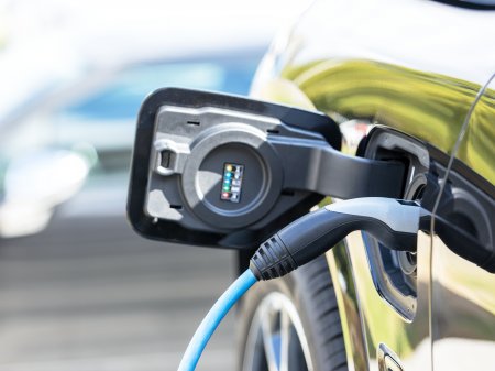 Metas de producción de autos eléctricos son "imposibles" sin aumentar suministro de litio