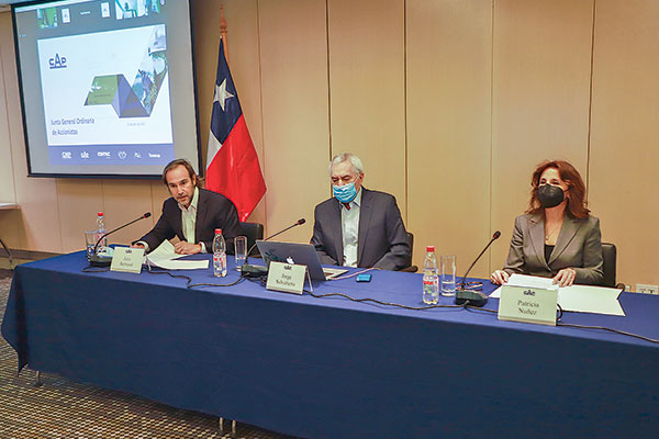 Julio Bertrand, gerente general; Jorge Salvatierra, presidente, y Patricia Núñez, directora, encabezaron la junta de accionistas de CAP. Foto: Julio Castro
