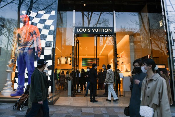 Ganancias de LVMH, líder mundial en lujo, crecen más de lo esperado pese a guerra en Ucrania y confinamientos en China