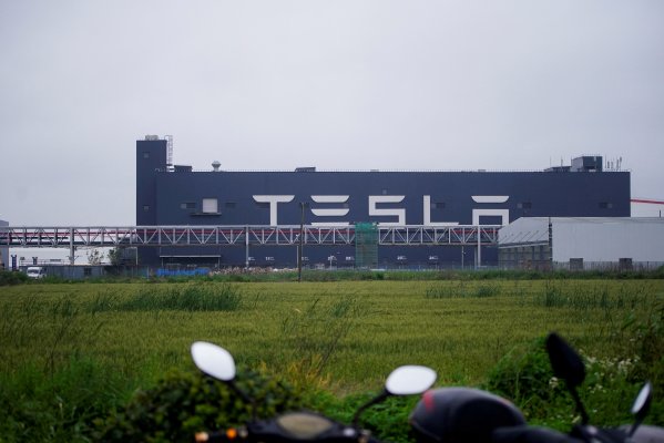 Fábrica de Tesla en Shanghái cierra por las restricciones y producción de automóviles se ve amenazada