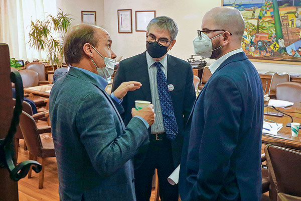 Los ministros Marcel y Jackson han dialogado con los parlamentarios en Valparaíso. En la imagen con el diputado Alberto Undurraga. Foto: Agencia Uno