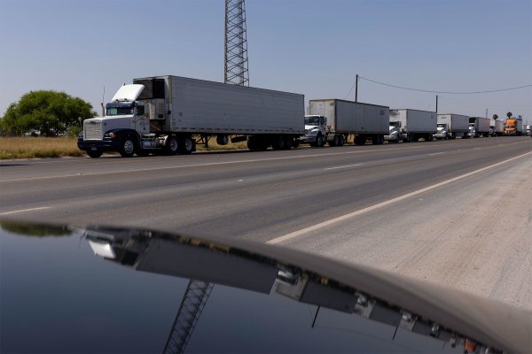 Minoristas en EEUU en riesgo de desabastecimiento por masivo de camiones en frontera con México