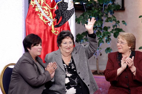 Baltra en una ceremonia en 2015 junto con la expresidenta Michelle Bachelet (crédito: Agencia Uno).