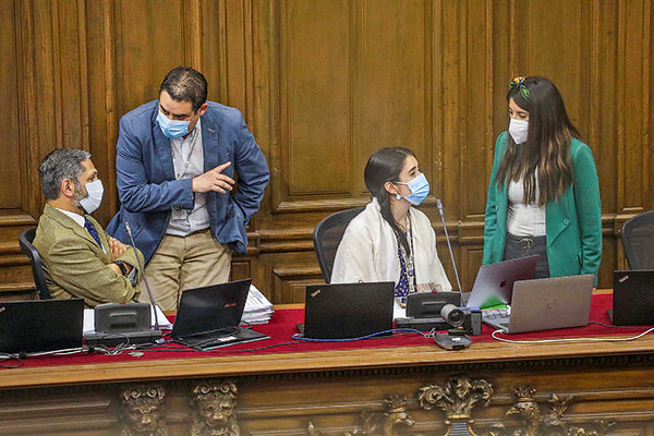 Convención: Pleno devuelve a comisión norma que limitaba la subcontratación