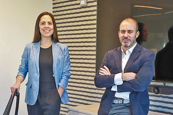 María Francisca Yáñez de Microsoft y Ramón Molina del Centro de Innovación UC lideran el Comité Asesor de la Ruta de Ciberseguridad. Foto: Julio Castro