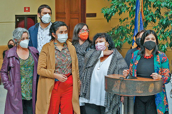 La diputada Karol Cariola, junto a la bancada del PC, analizaron ayer el rechazo de los proyectos de retiro de fondos. Foto: Agencia Uno