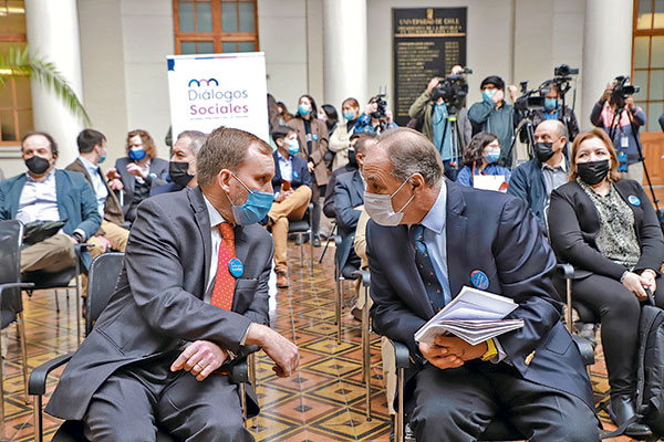 Richard Von Appen, presidente de la Sofofa, dialoga con Juan Sutil, líder de la CPC. Foto: Julio Castro