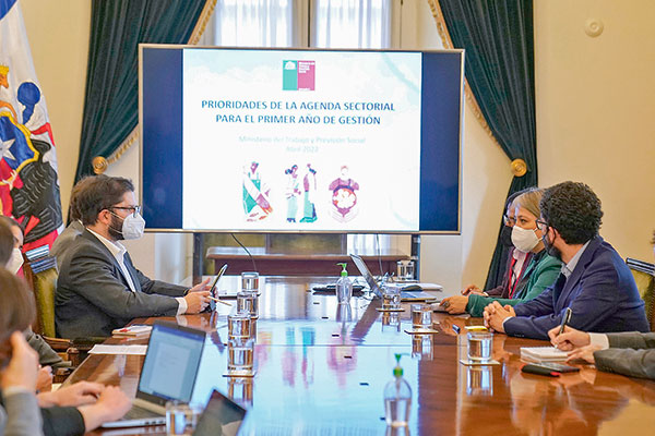 El Presidente Boric se reunió con las principales autoridadaes del Ministerio del Trabajo, encabezadas por la ministra Jeannette Jara. Foto: Presidencia