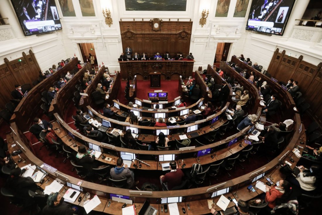 <p>Convención Constitucional despacha al borrador final norma que establece el derecho a la "salud universal e integral"</p>