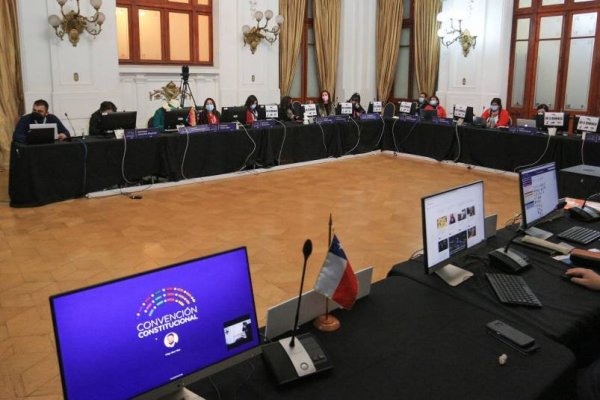 Convención Constitucional despacha al borrador final norma que establece el derecho a la "salud universal e integral"