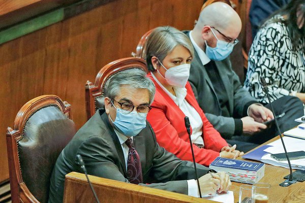 Los intensos Whatsapp de las AFP en la víspera de la discusión de retiros
