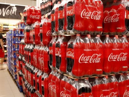 Coca-Cola supera expectativas de ingresos y ganancias impulsada por el repunte de la demanda