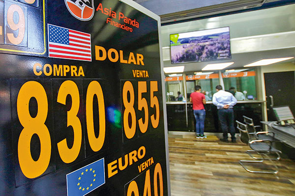 Los tres factores que llevaron al dólar en Chile a su nivel más alto desde enero de este año