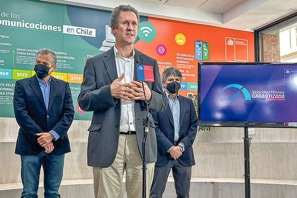 El presidente de Chile Telcos, Alfie Ulloa; el ministro de Transportes, Juan Carlos Muñoz, y el subsecretario de Subtel, Claudio Araya.