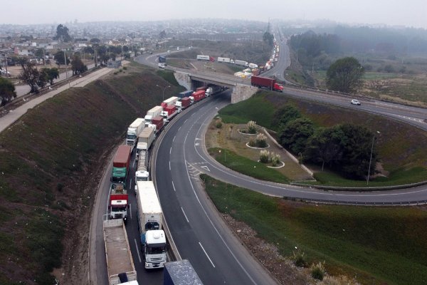 <p>Gremio de Camioneros responsabiliza a gobierno de no ofrecer seguridad ni condiciones para deponer paro nacional</p>