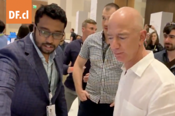 <p>Ahora en DF | Jeff Bezos cuestiona si China gana influencia con la compra de Twitter por Elon Musk</p>