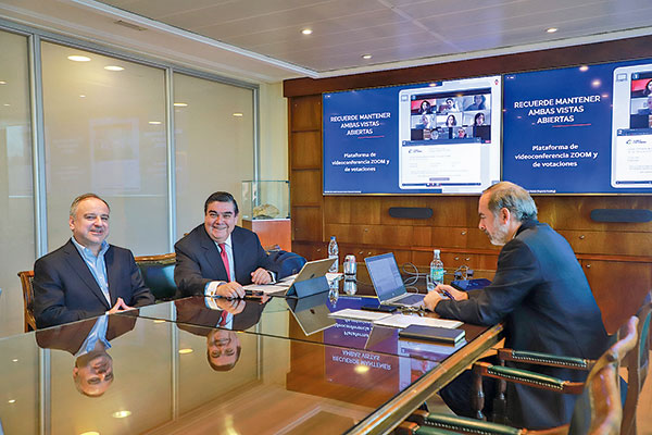 El gerente general de SQM, Ricardo Ramos; el ahora expresidente de SQM, Alberto Salas; y el fiscal, Gonzalo Aguirre. Foto: Julio Castro