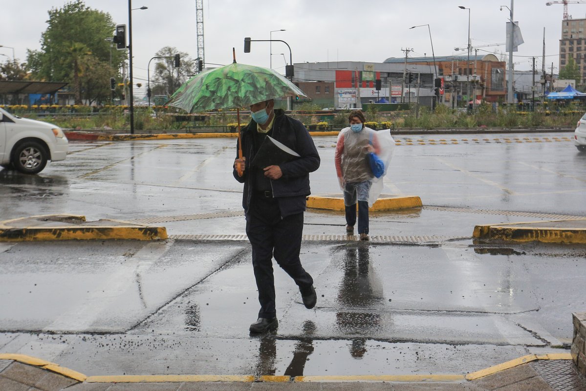 <p>Aguas Andinas y Esval llaman a no bajar la guardia: lluvias elevaron en solo 0,12% el volumen de El Yeso, y Peñuelas continúa seco</p>