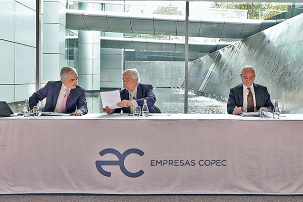 Eduardo Navarro, gerente general de Copec; Roberto Angelini, presidente de la empresa y José Tomás Guzmán, asesor legal y secretario de directorio.
