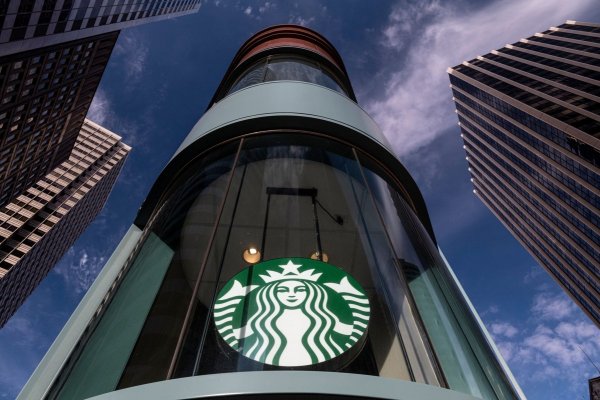 4,9% suben acciones de Starbucks tras reportar resultados