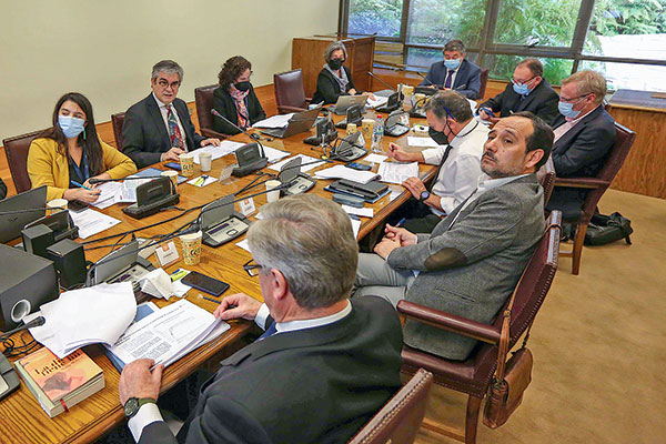 Hacienda asume dos años de freno económico: baja PIB para el año y se abre a escenario de nulo crecimiento en 2023
