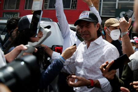 Élite empresarial colombiana apuesta por exalcalde de Medellín para frenar a la izquierda radical