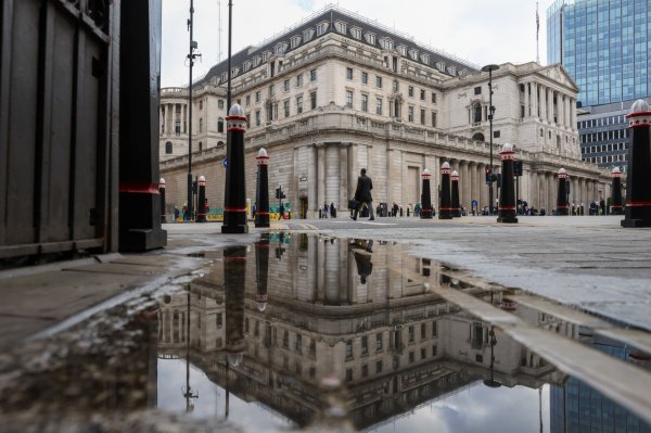 El Banco de Inglaterra sube la tasa a 1%, mayor nivel en 13 años, y proyecta una inflación del 10% en 2022
