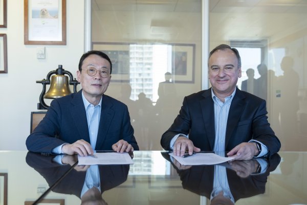 <p>Bangsoo Lee, president CRO & Corporate Service de LG Energy Solution, y el gerente general de SQM, Ricardo Ramos.</p>
