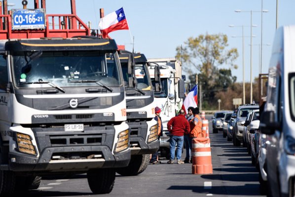 Empresas detienen producción ante paralización de camiones en el sur: Camanchaca se suma a Arauco y CMPC