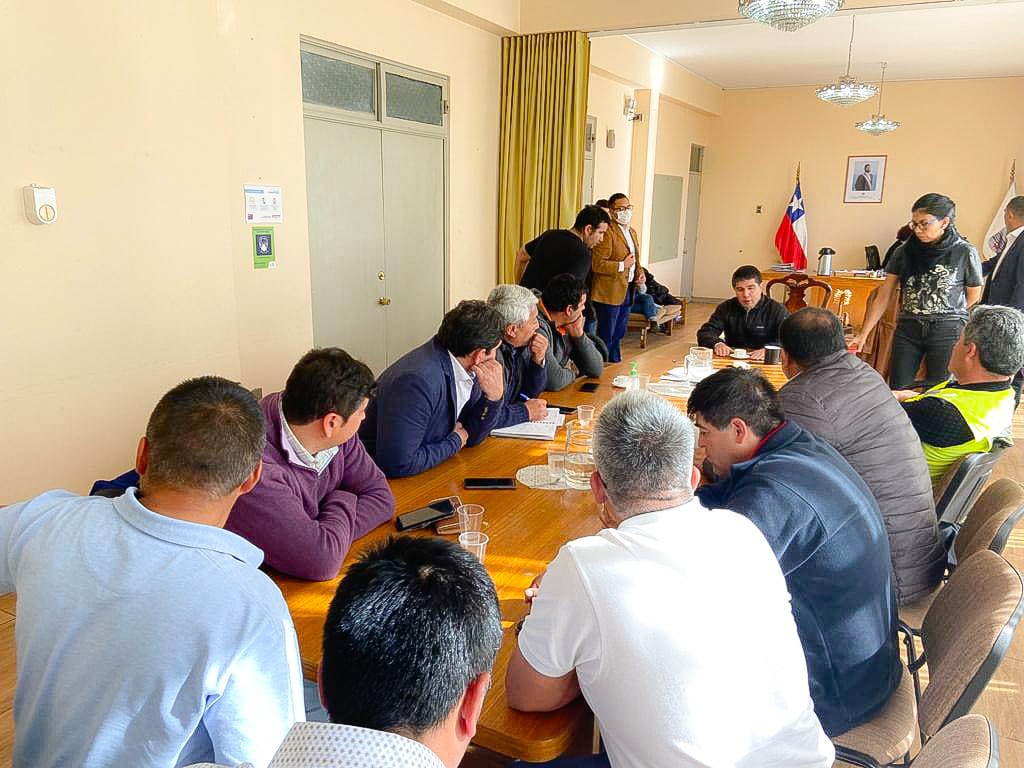 <p>Gobierno y dirigentes de camioneros llegan a acuerdo para levantar paro tras compromiso de medidas para mayor seguridad en las rutas</p>