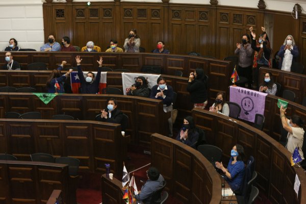 Fin de aprovechamiento de agua y dominio del Estado en la minería pasan al borrador de la nueva Constitución