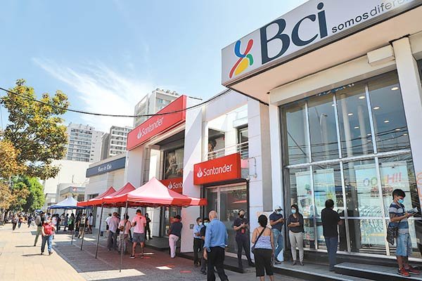 <p>Bancos lideran reclamos de los consumidores en el sector financiero ante el Sernac</p>