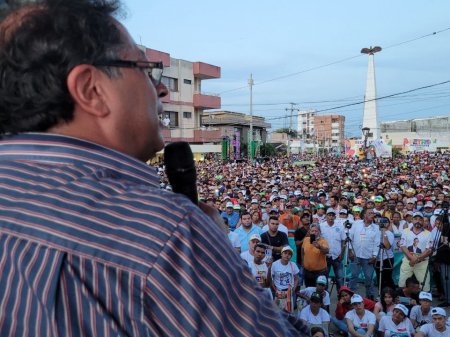Exguerrillero urbano se encamina hacia presidencia de Colombia