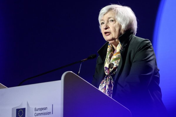 Yellen insta a Europa a cooperar para incentivar a China para que "se abstenga de prácticas económicas que nos han puesto en desventaja"
