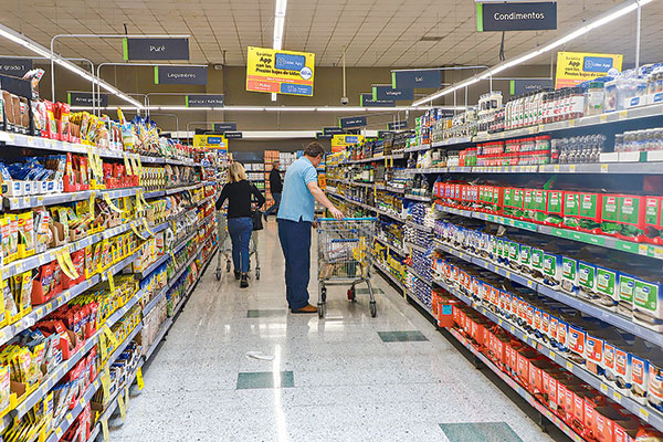 Walmart reduce proyecciones de ganancias para este año, pero destaca crecimiento de ventas en Chile