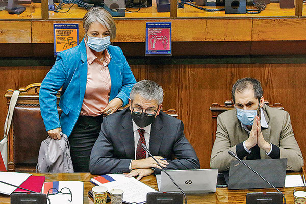 Los ministros Jara, Marcel y Grau ayer en el Senado. Foto: Agencia Uno