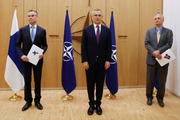 El embajador de Finlandia ante la OTAN, Klaus Korhonen, el secretario general de la OTAN, Jens Stoltenberg, y el embajador de Suecia ante la OTAN, Axel Wernhoff. (Foto: Reuters)
