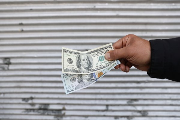 <p>$850 superó el dólar por caída del cobre y apreciación global de la divisa</p>