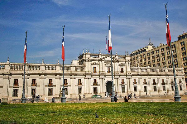 Fitch confirma clasificación de deuda y mantiene perspectiva estable para Chile en informe que considera incertidumbre por nueva Constitución