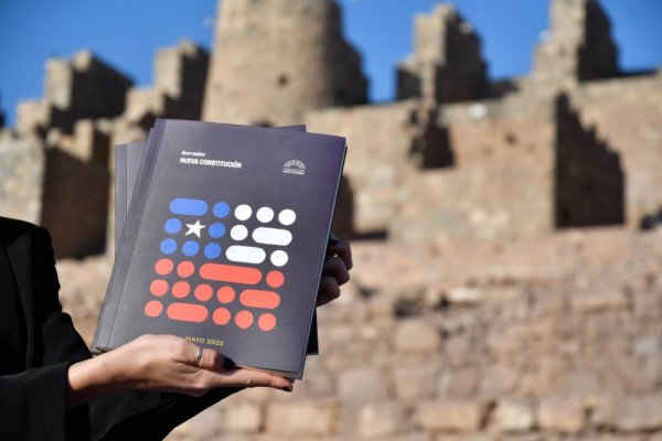 <p>Fitch advierte que borrador de la nueva Constitución mantendría la incertidumbre, pese a que se omitieron algunas de las ideas "más radicales"</p>