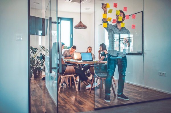 Despidos masivos y cautela en las inversiones: el difícil panorama para las startups tecnológicas