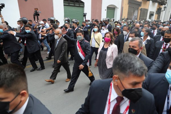 Fiscalía de Perú amplía investigación contra el presidente por corrupción