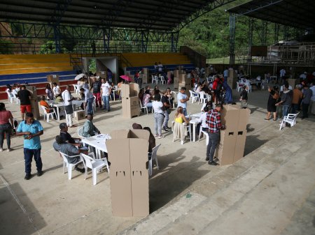 Colombianos van a las urnas para elegir nuevo presidente en medio de polarización
