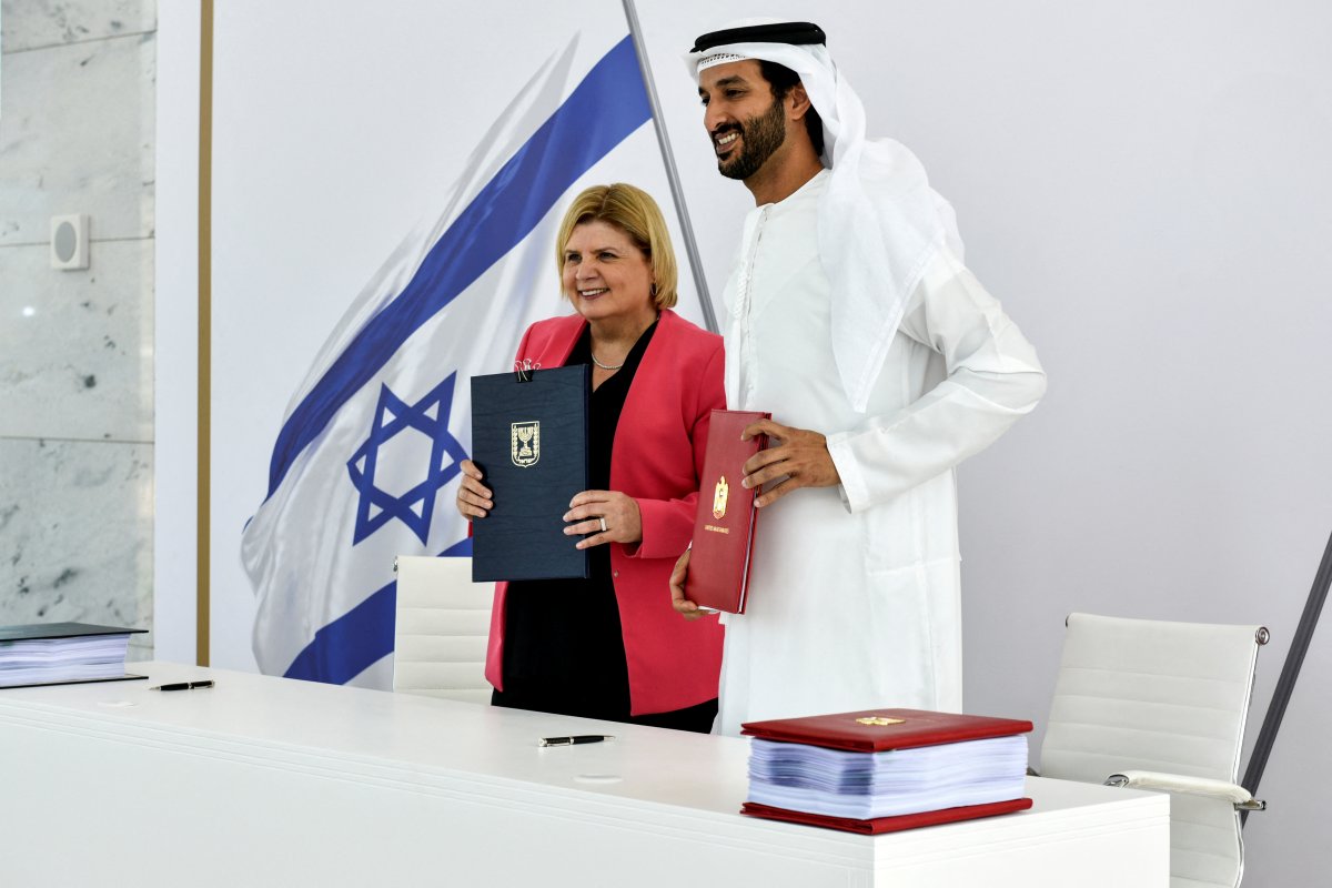 <p>La ministra de Economía e Industria de Israel, Orna Barbivai, y el ministro de Economía de UAE, Abdulla bin Touq Al Marri, durante la firma del acuerdo en Dubai. (Foto: Reuters)</p>