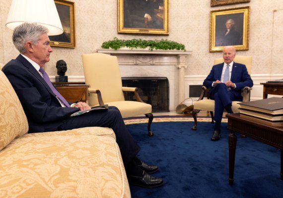 Biden, en una inusual reunión con Powell, trata de trasladar responsabilidad de inflación a la Fed