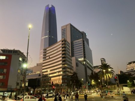 Actividad económica chilena crece dentro de lo esperado en un amplio rango de expectativas para abril